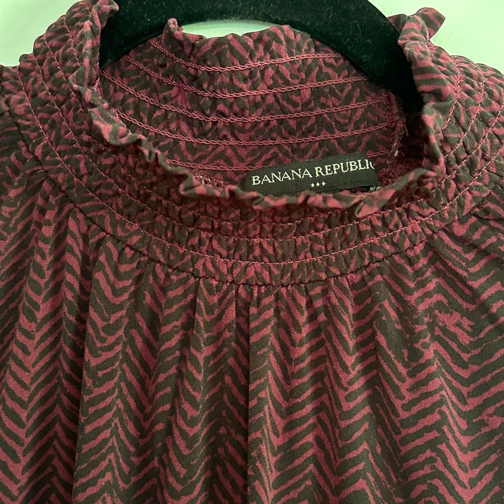 New- cool print texture, Beautiful red & black Banana Republic blouse. Size L